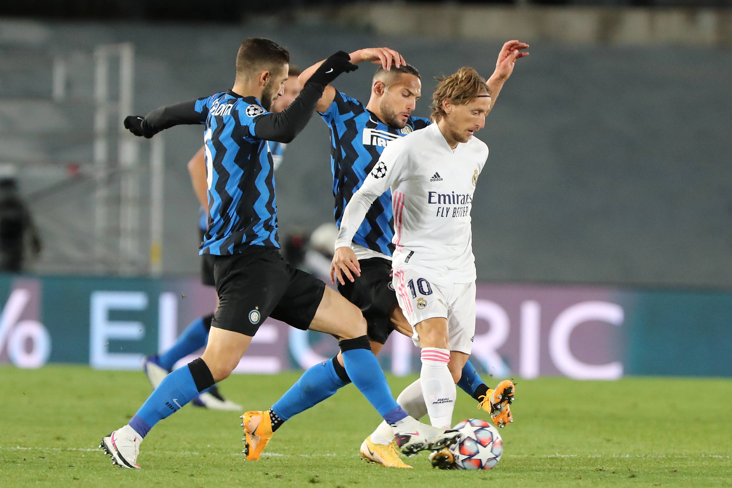 阿姆拉巴特：安东尼不该吃红牌，他并非故意踢对方面部（阿姆拉巴特：安东尼红牌不公，他并非有意踢到对手脸部）