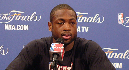 广东男篮防守稳固力克上海（广东男篮以稳固防守击退上海）