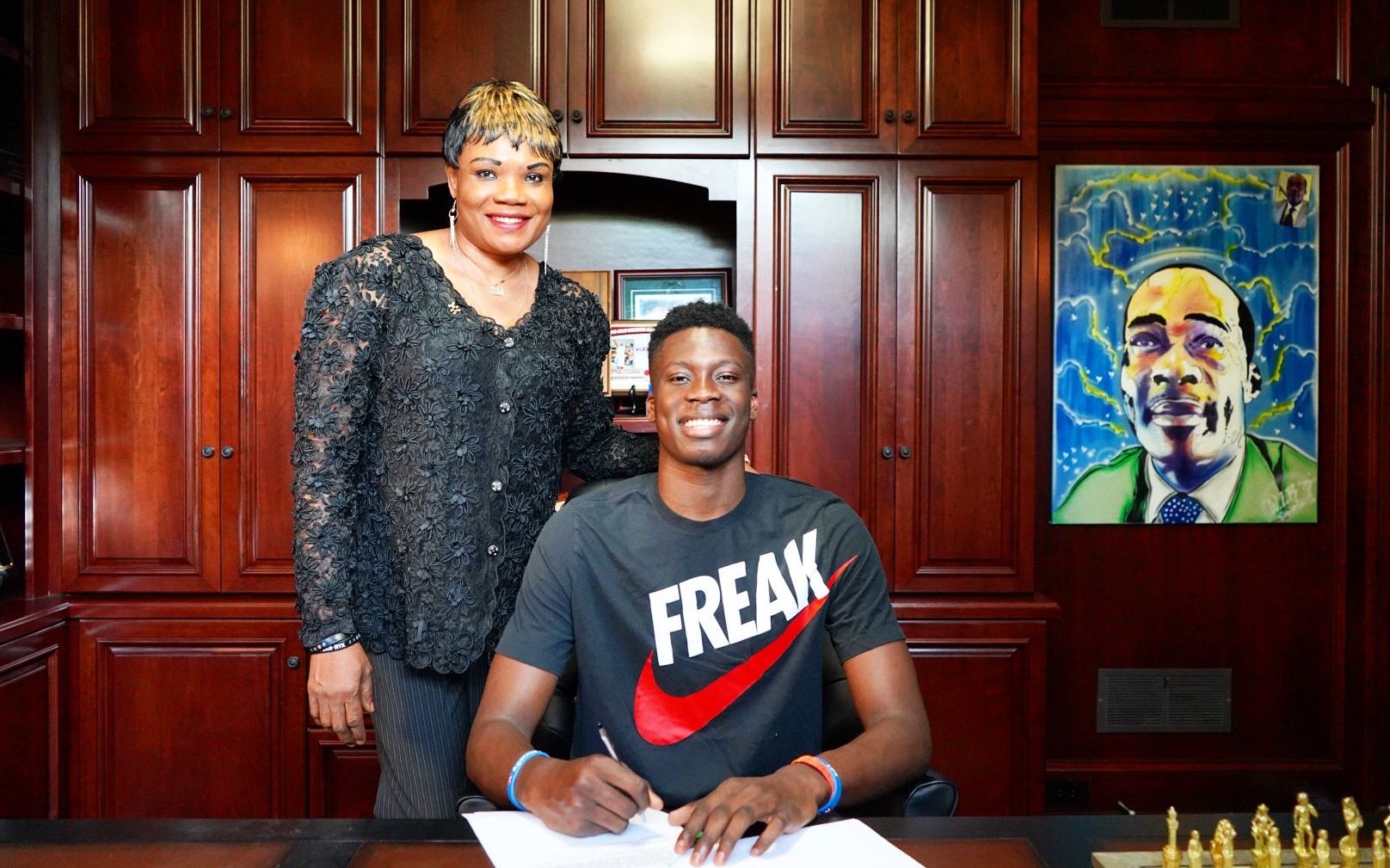 杜兰特关键中投命中，全场欢呼（杜兰特关键时刻中投命中，全场沸腾）