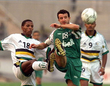 球迷说把自己的膝盖借给内马尔，内马尔调侃：那我得要俩（球迷称愿把膝盖借内马尔，内马尔打趣：那我得要两只）